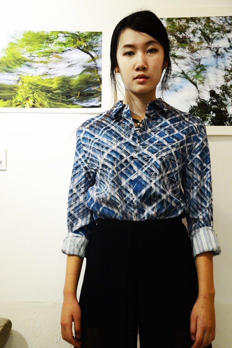 COME BACK SOON 消失中的玻璃幕墙印花条子中性衬衣(香港设计品牌) - 女装衬衫 - 棉.麻 蓝色