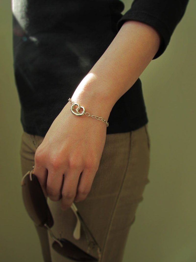 brezel bracelet_德国结手链 | 女性手链 伴娘礼 谢礼 设计师手作 - 手链/手环 - 银 银色