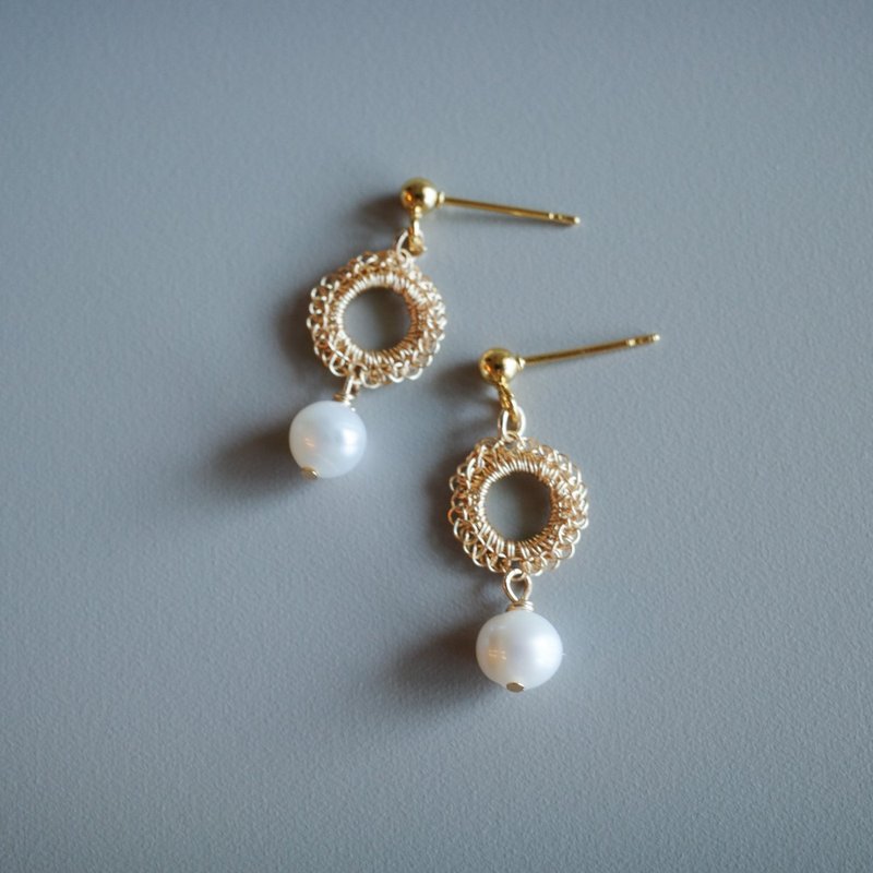 Petite Orbit – 淡水珍珠耳环 金色款 - 耳环/耳夹 - 铜/黄铜 金色