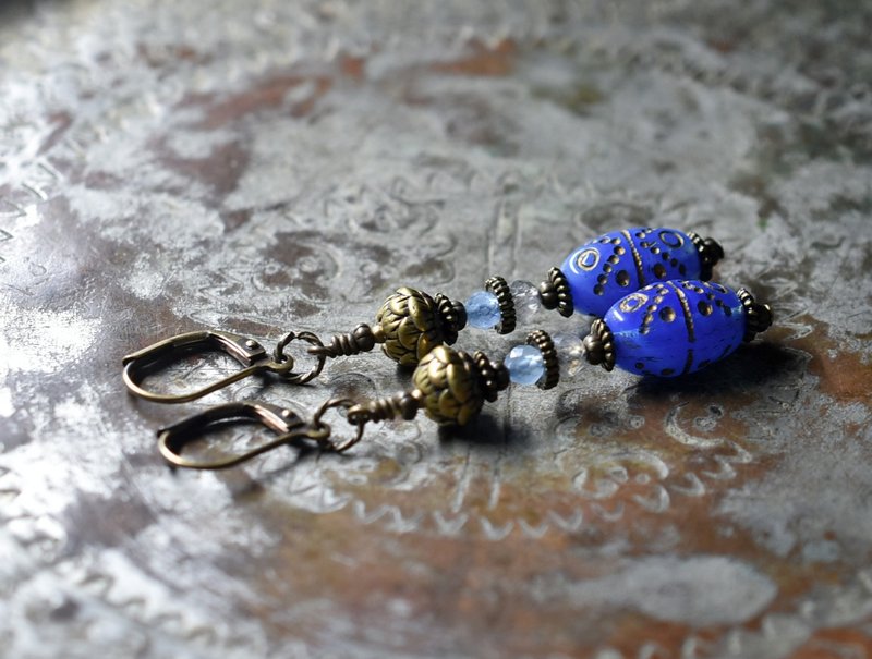 露草色捷克复古珠饰搭配海蓝宝石与拉长石、莲花黄铜耳环 - 耳环/耳夹 - 玻璃 蓝色