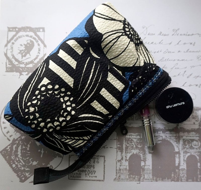 黑色小花化妆包 收纳包 - 化妆包/杂物包 - 棉.麻 黑色