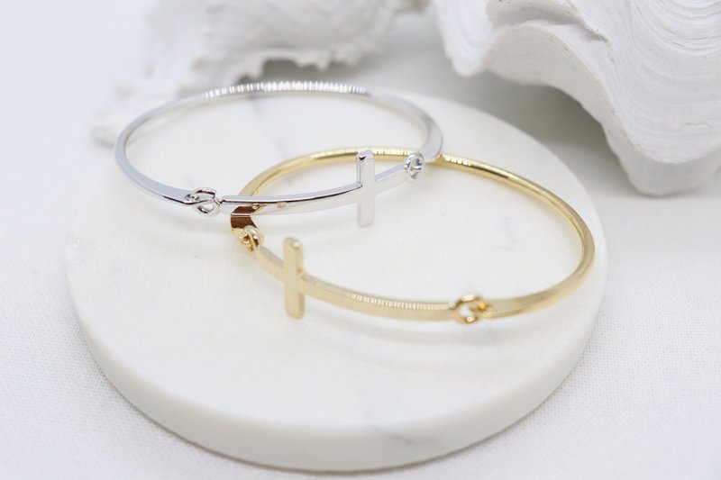 简约横向大十字手链别致手镯优雅时尚配件 - 手链/手环 - 铜/黄铜 金色