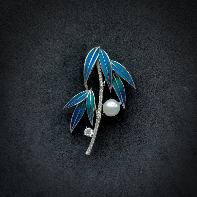 【手作】孔雀羽毛点翠工艺 竹叶珍珠胸针——暮叶青 - 胸针 - 银