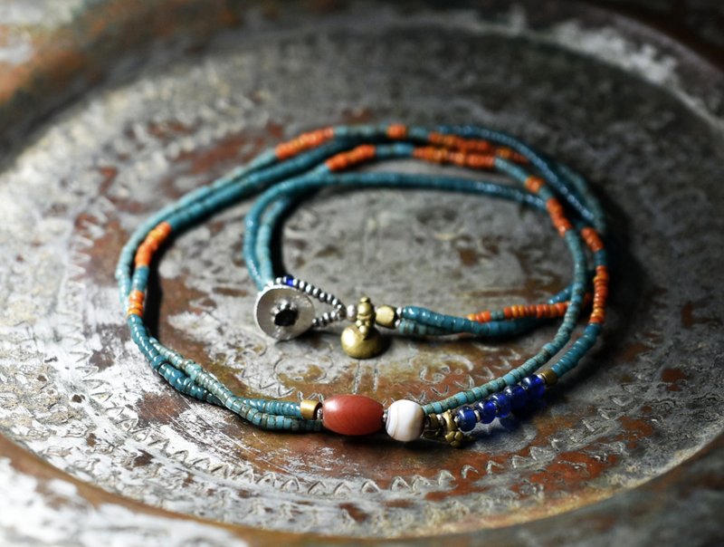 掸族古董红玉髓与古代玛瑙、孔雀蓝与橘色小珠、复古蓝珠、旧奥里萨黄铜细致双链项链 - 项链 - 玻璃 蓝色