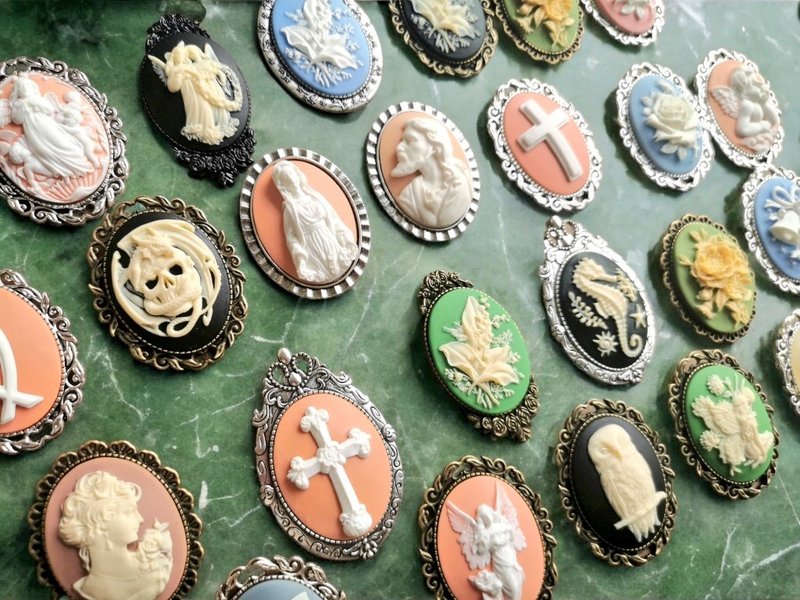 浮雕胸针 1-25 - 胸针 - 塑料 黑色