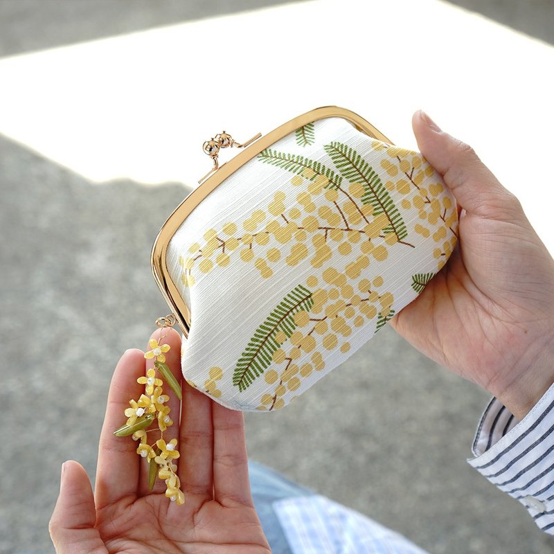 型染风吕敷创意亲子收纳口金包-晨光下的铃兰花/附吊饰 - 皮夹/钱包 - 棉.麻