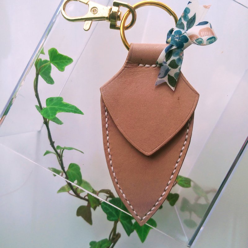 本革ー手縫いーリバテープリントリボンのポケット1キーホルダーベージュ-花柄 - 钥匙链/钥匙包 - 真皮