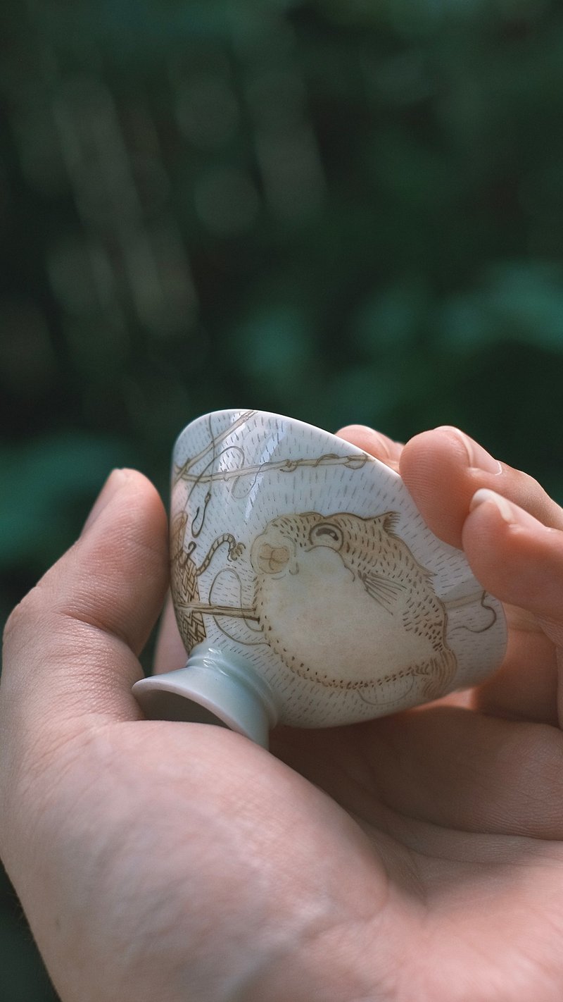 大翙作品手绘河豚小茶杯/斗笠杯/酒杯书法杯杯 - 酒杯/酒器 - 瓷 白色