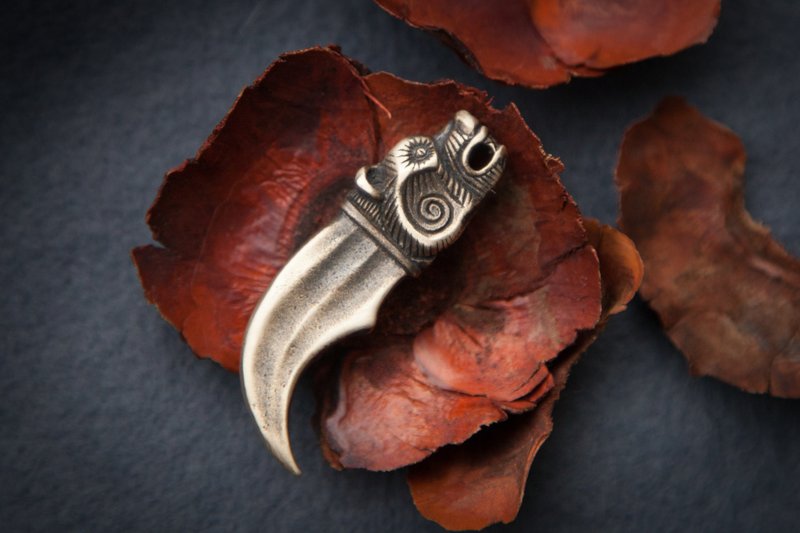 熊爪形状的青铜吊坠。 异教凯尔特珠宝。 维京熊头形状的项链。 - 项链 - 其他金属 橘色