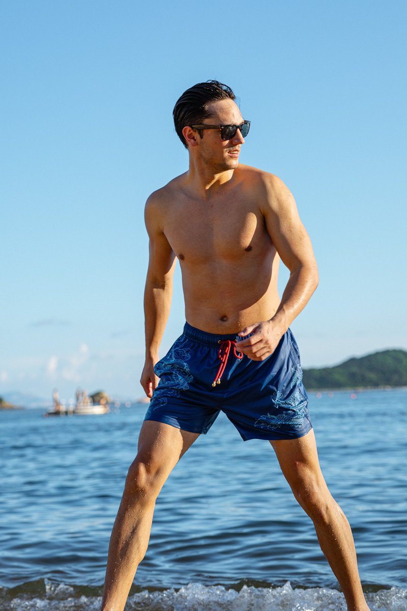 QIPOLOGY x MAZU RESORTWEAR 龙腾波涛游泳短裤 - 男装衬衫 - 棉.麻 蓝色