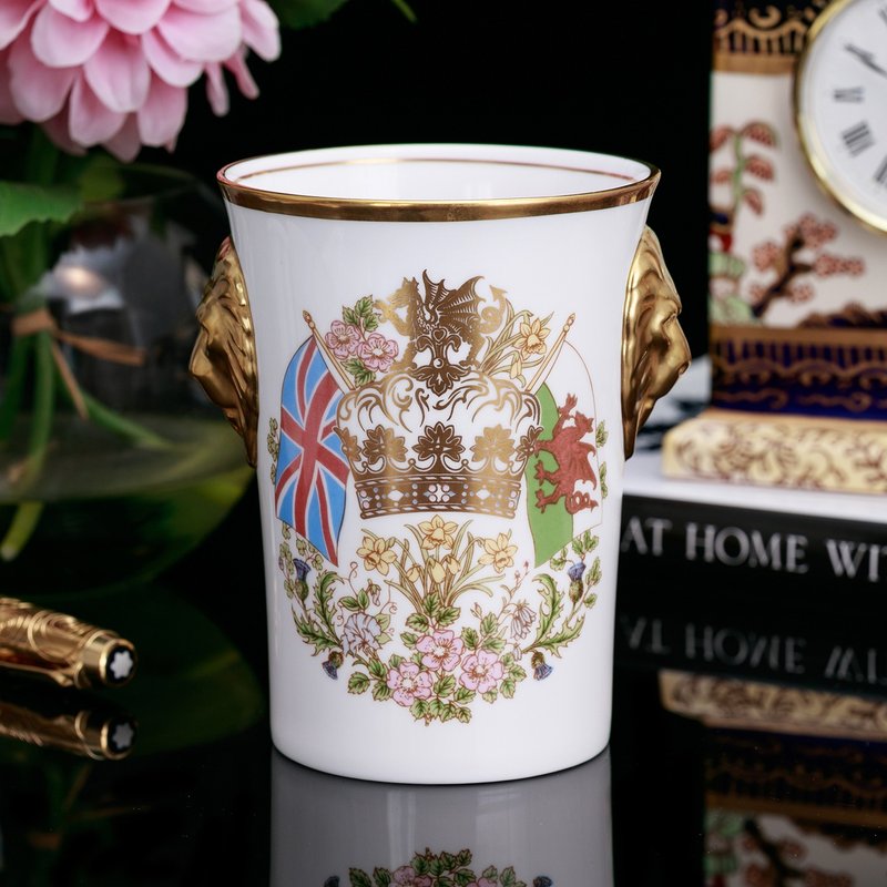 英国制 Caverswall 1982威廉王 狮首双耳骨瓷笔筒 办公摆饰 - 笔筒/笔座 - 瓷