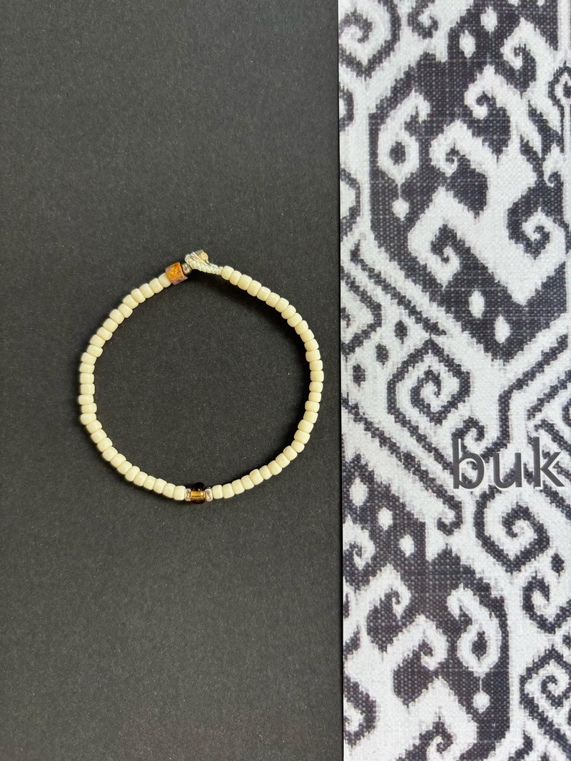 限量款 日系简约米白色搭配复古琥珀色珠子925银三角几何扣手链 - 手链/手环 - 其他材质