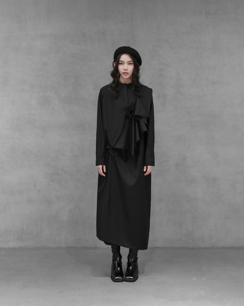 MUKK DESIGN 胸前抓褶抽绳立领洋装 - 洋装/连衣裙 - 聚酯纤维 黑色