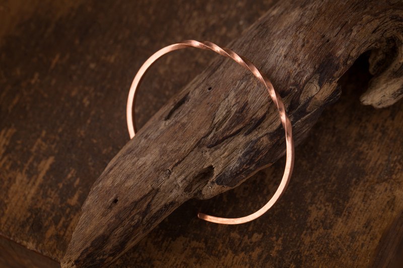 流水潺潺扭转 铜手环 Flow & Twist Bangle - 手链/手环 - 铜/黄铜 红色