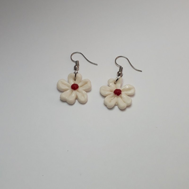 White flower Earring Handmade Air Dry Clay Eco Friendly Stainless Wire Hook - 耳环/耳夹 - 粘土 白色