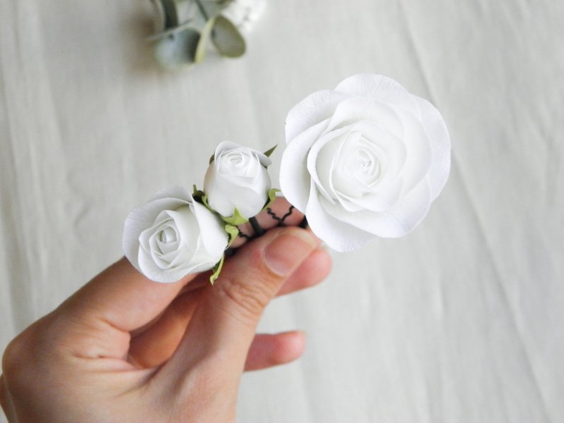 White roses hair pins Flowers bridal hair piece Wedding floral hair clip bride - 发饰 - 其他材质 白色