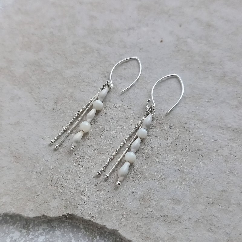 三重耳环,饰有闪闪发光的卡伦银颗粒、贝壳和耳夹 (贾伯斯的眼泪) 。 - 耳环/耳夹 - 纯银 银色