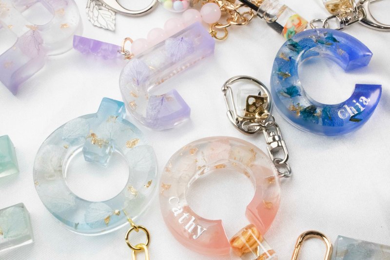 【定制化】渐层色干燥花26 大写英文字母姓名钥匙圈 - 钥匙链/钥匙包 - 植物.花 多色