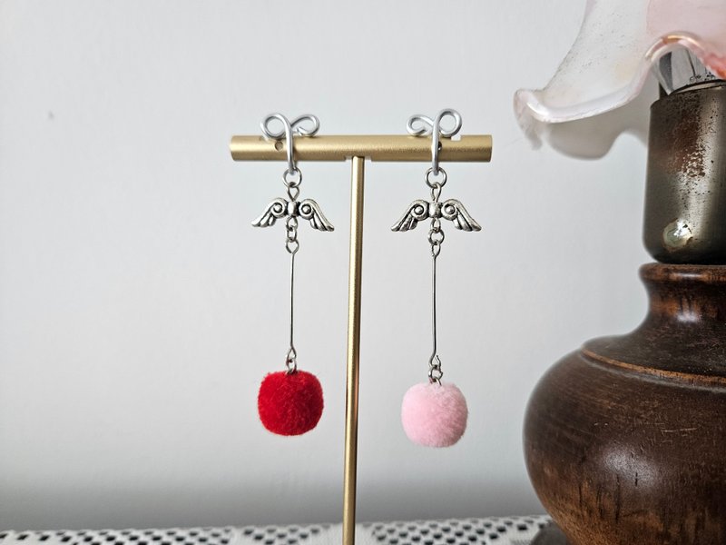 【梦想羽翼】银、毛球款~无痛耳夹、夹式耳环、耳钩~颜色不对称 - 耳环/耳夹 - 其他材质