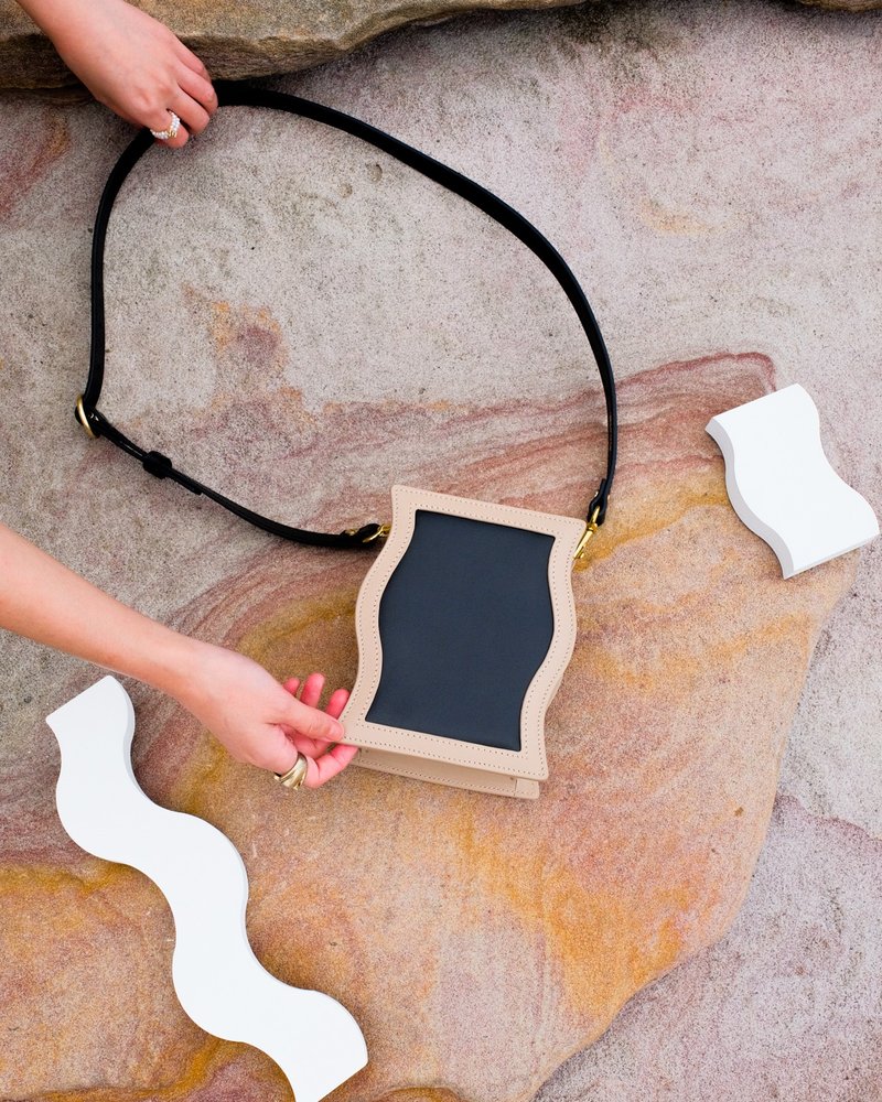 Wave Frame Small (沙色/黑色) - 侧背包/斜挎包 - 真皮 卡其色