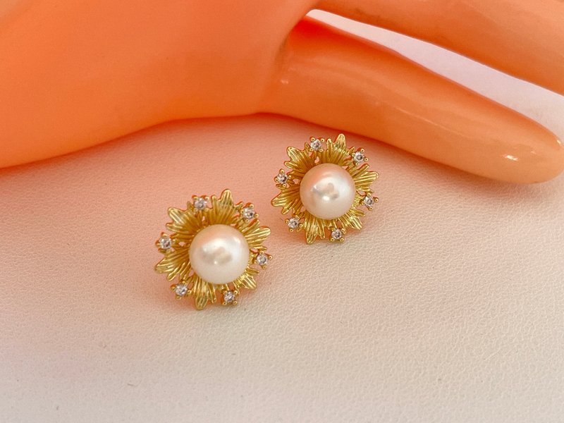 金色花瓣 天然淡水珍珠  纯银 耳环 - 耳环/耳夹 - 珍珠 白色