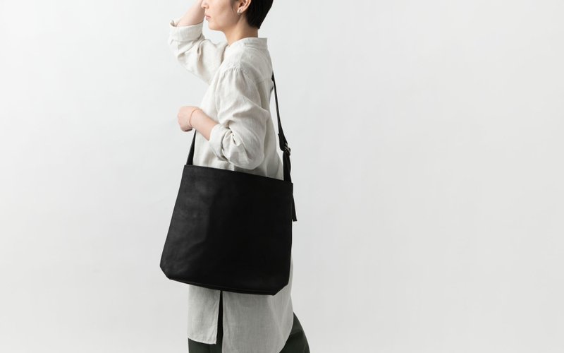 姫路レザー 牛革ショルダーバッグ black L - 侧背包/斜挎包 - 真皮 黑色