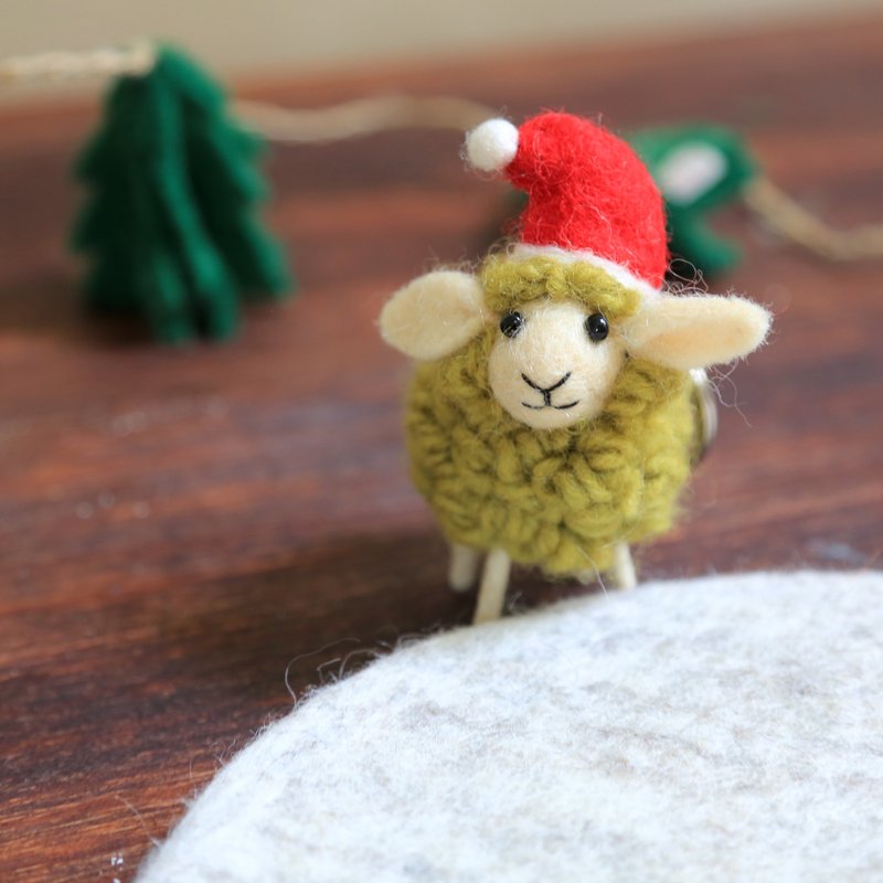羊毛毡钥匙圈-彩色卷卷羊戴圣诞帽/抺茶绿 - 吊饰 - 羊毛 绿色