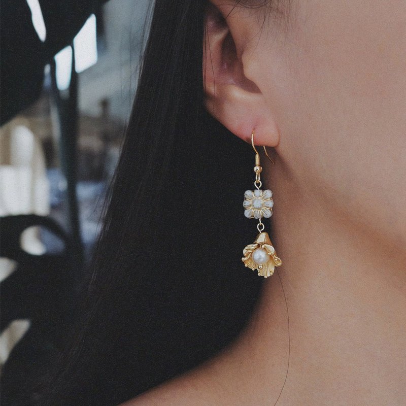 耳环 | Gilded Pearl Lily 金灿珍珠百合 - 耳环/耳夹 - 树脂 金色