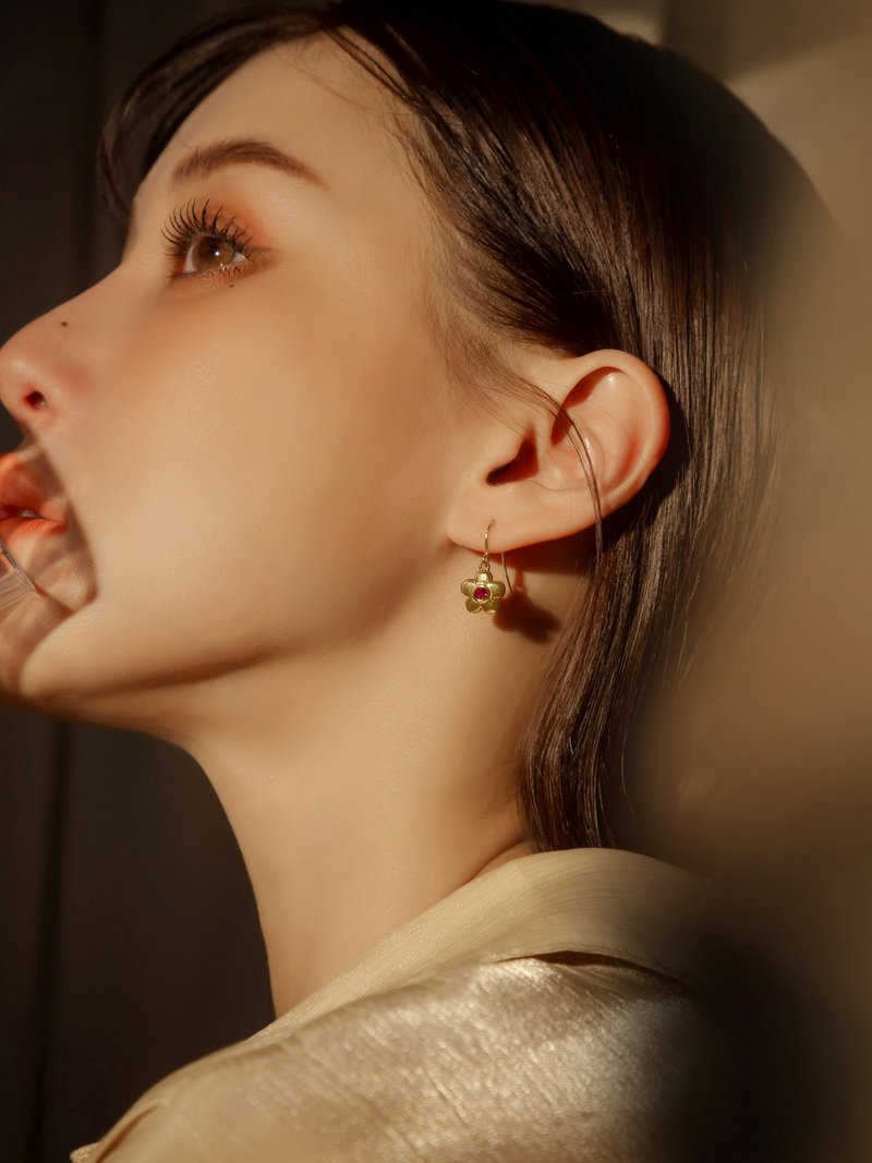 绯红日记。MUCHAT手作14KGP红锆石花朵耳环 - 耳环/耳夹 - 其他金属 红色