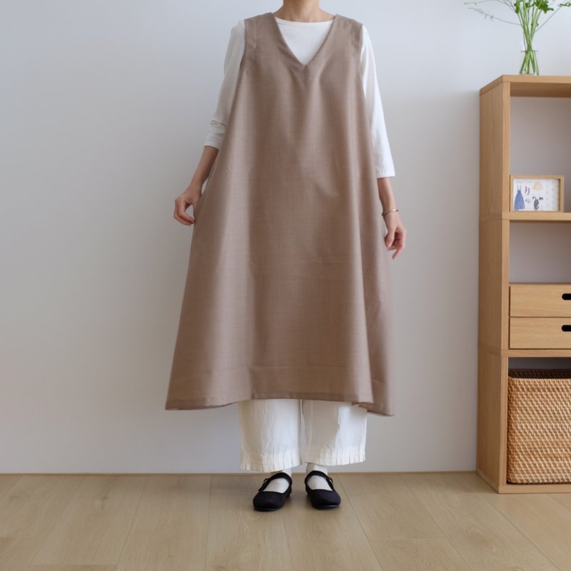 日常手作服 卡其米v领背心伞洋装 亚麻 - 洋装/连衣裙 - 棉.麻 卡其色