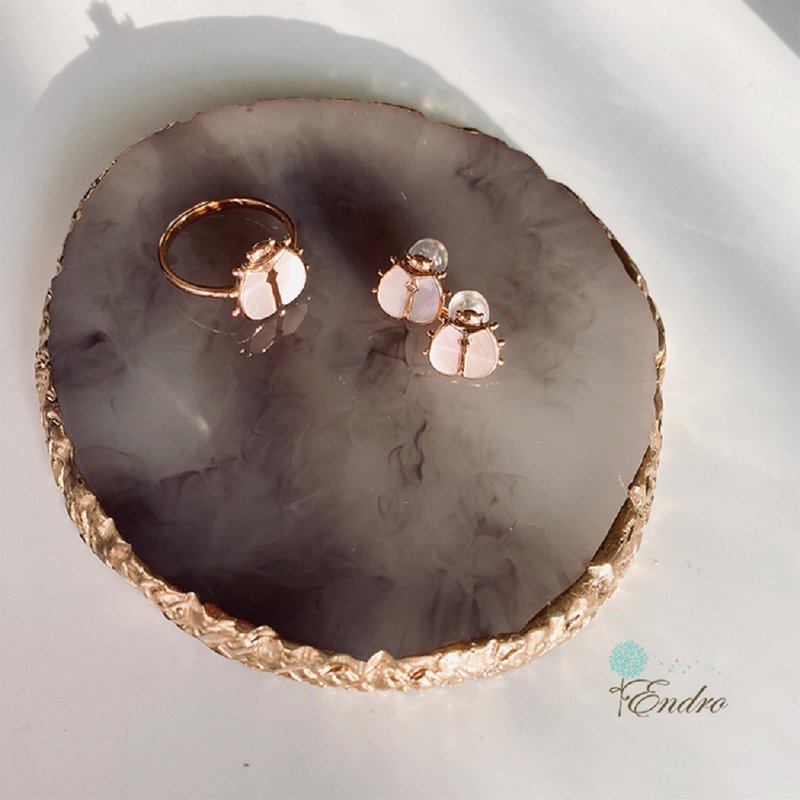 ENDRO ACC 18K 春之瓢虫粉贝戒指耳环组 - 耳环/耳夹 - 珍珠 白色