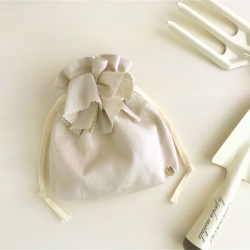 フレンチリネン タックフリル巾着ポーチ ベージュ - 化妆包/杂物包 - 棉.麻 卡其色