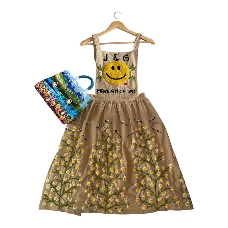 手工刺绣背带裤,全身饰有雏菊图案。 - 洋装/连衣裙 - 绣线