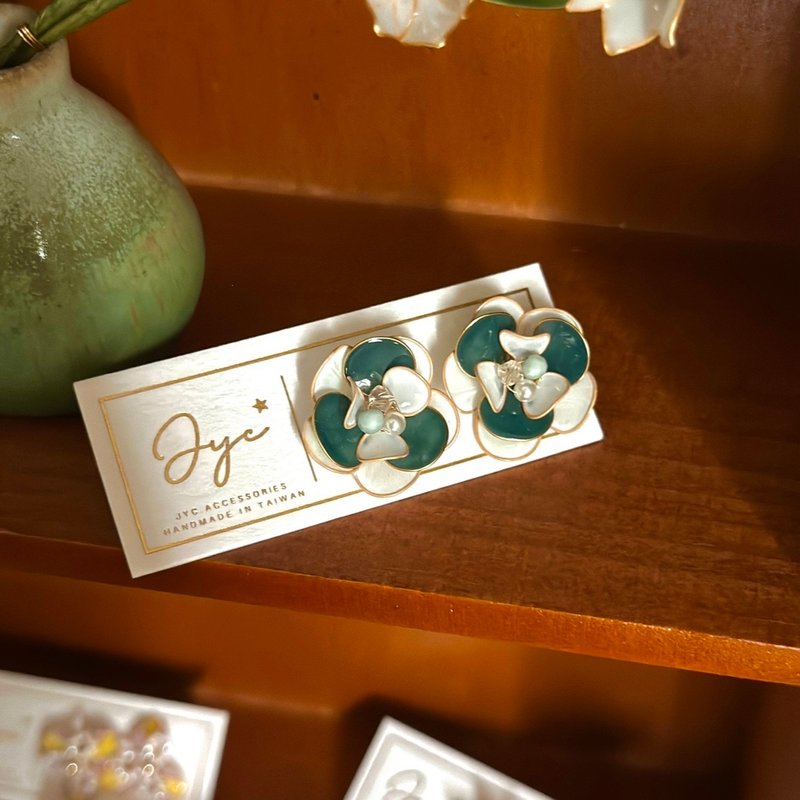 双色芍药 手作立体水晶花贴耳耳环 无痛耳夹 uv饰品 礼物 - 耳环/耳夹 - 其他材质 绿色