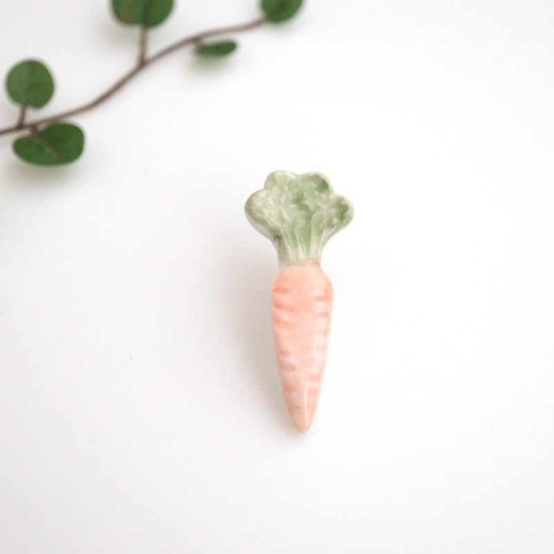 Carrot pin brooch - 胸针 - 瓷 橘色