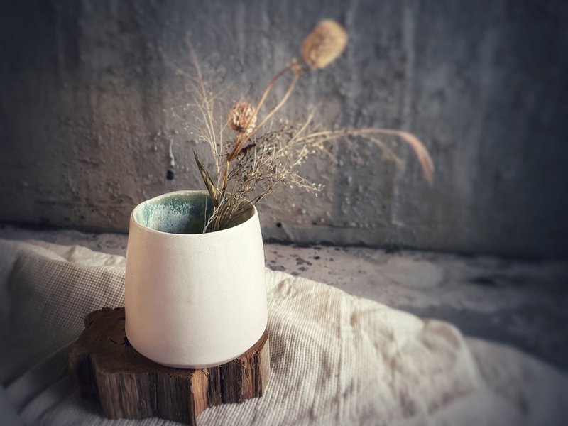 桌上的白陶糖霜 / 奶油湖水锥形花器 - 花瓶/陶器 - 陶 白色