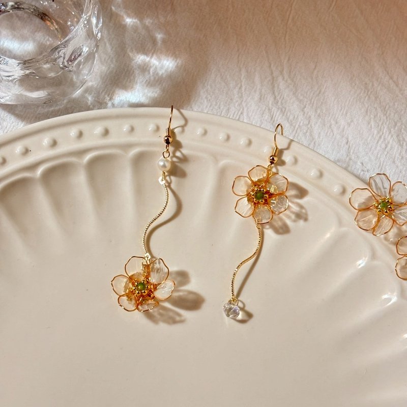 山荷花耳环 / 手作水晶花饰品 - 耳环/耳夹 - 树脂 透明