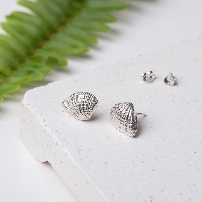 。In The Ocean。NO.06-1 扇形贝壳 耳针/925纯银 - 耳环/耳夹 - 纯银 银色