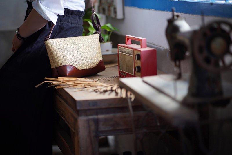 造型蔺草侧背包 - 侧背包/斜挎包 - 真皮 咖啡色