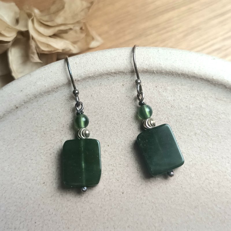 纯银设计耳环 台湾丰田玉+925银(耳勾)/古典优雅/ - 耳环/耳夹 - 玉石 绿色