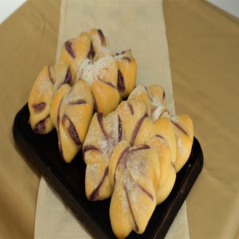 蝴蝶结莓果奶酪面包。新鲜手做。安心出货。陪伴你/妳的防疫时光 - 面包/吐司 - 其他材质