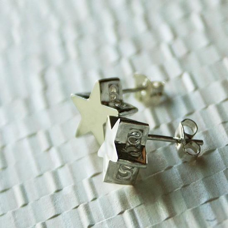 立体的な星のピアス - 耳环/耳夹 - 其他金属 银色
