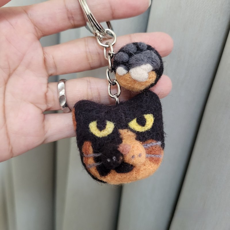 佩宁手作+兔娟画猫+猫头钥匙圈.玳瑁猫羊毛毡│吊饰.猫咪挂件│ - 钥匙链/钥匙包 - 羊毛