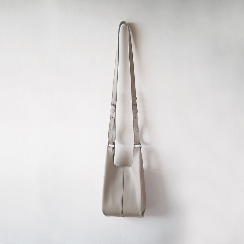 T型斜肩包 TT shoulder bag- L size - 侧背包/斜挎包 - 真皮