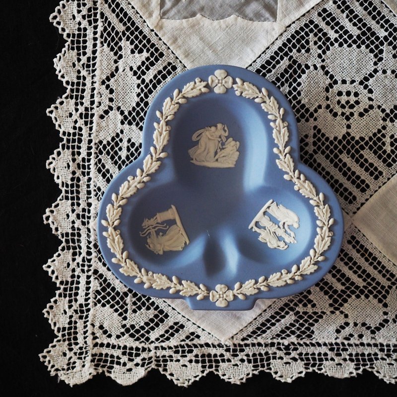 英国古董 Wedgwood 蓝色 浮雕碧玉瓷 梅花形碟 - 摆饰 - 陶 蓝色
