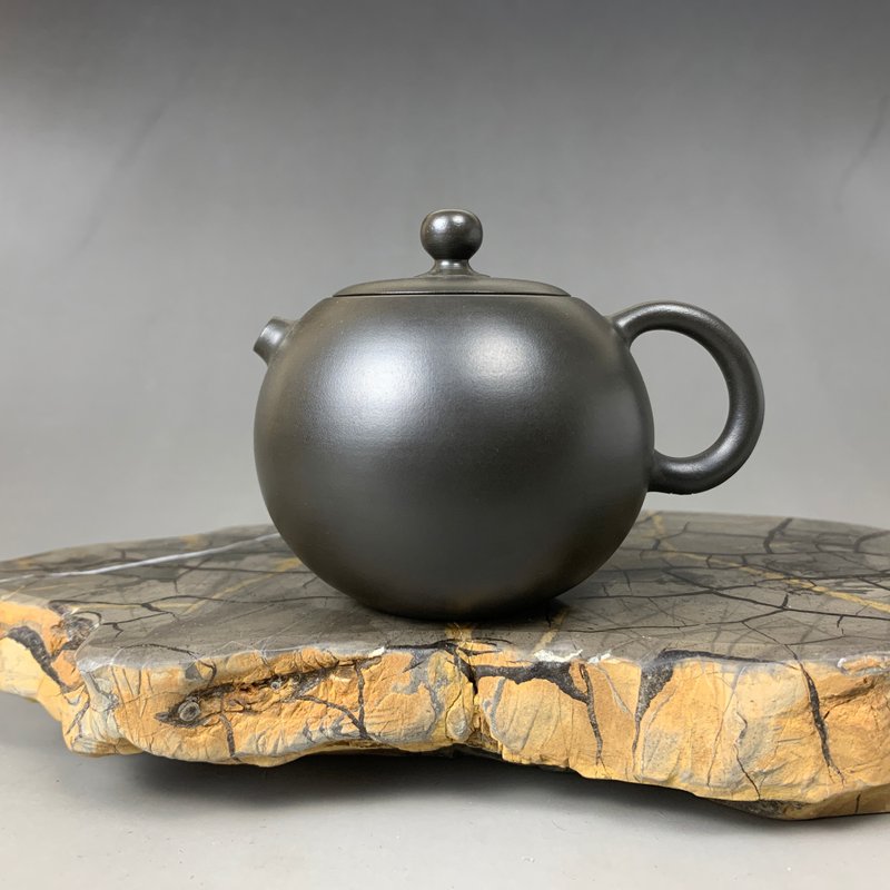 台湾【渗碳】手拉坏 西施 渗碳壶01 - 茶具/茶杯 - 陶 黑色