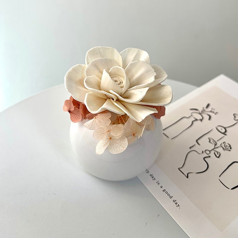 【艹弄花艺】扩香花礼盒-大理花 (附香氛精油) - 香薰/精油/线香 - 植物.花