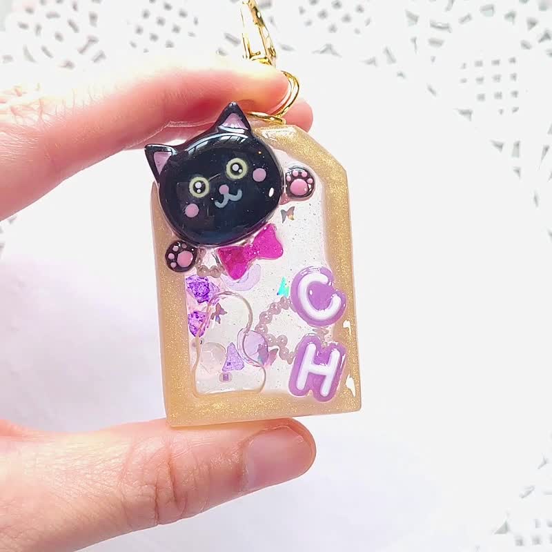 个人化 黑猫Initial字母流沙御守钥匙圈 英文名字 摇摇乐 Shaker - 钥匙链/钥匙包 - 树脂 金色