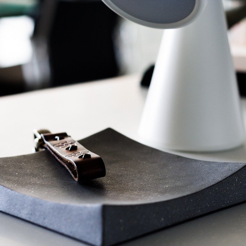 奇舍记。水泥几何置物盘-双曲线(零钱钥匙杂物水果盘) - 浅碟/小碟子 - 水泥 灰色