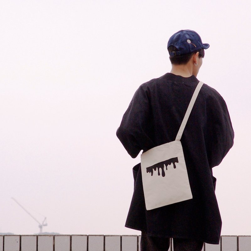 黑流血 单肩帆布包 - 侧背包/斜挎包 - 棉．麻 白色